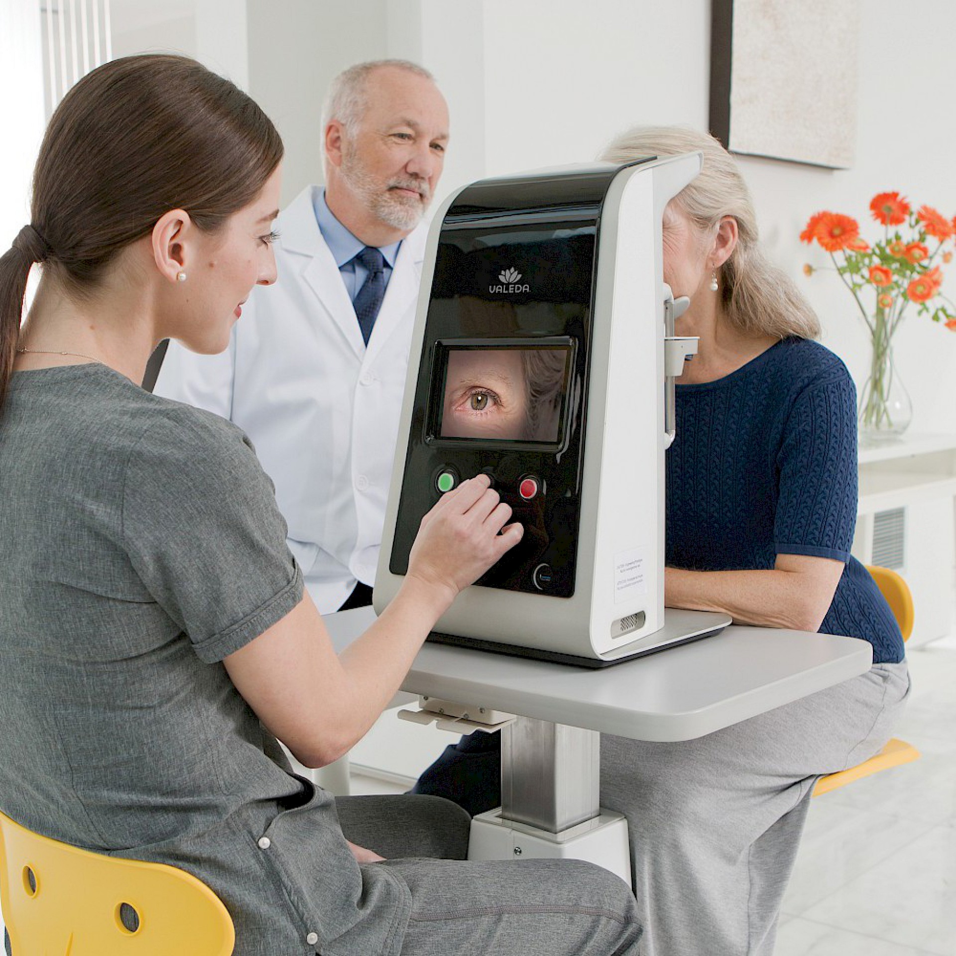 Eine Patientin wird mit dem Valeda Light Delivery System behandelt.